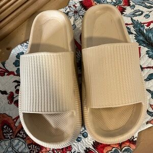 Cloudies Slides Women’s 10.5